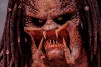 Predátor Evoluce: Munn měla stát před Predátorem bez šatů, Schwarzenegger odmítl a testovací diváci změnili konec filmu