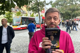 Podivné finále Starostů, Rakušan rozdává cizí letáky. Hrubá chyba, tuší expert