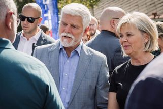 Módní trefa Evy Pavlové: Na Zemi živitelce zaujala elegantním outfitem i dostupným doplňkem