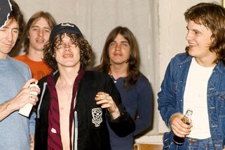 Zpěváka zamykali v kuchyni. Příběh AC/DC začal hudebním kočkopsem | Headliner