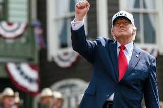 Vstupenka do USA za 2,4 milionu? Trumpova administrativa oživuje vízovou bitvu