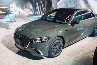 Mercedes v Praze ukázal svou omlazenou výkladní skříň technologií. Z toho luxusu vám spadne brada - Garáž.cz