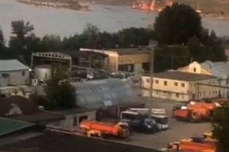 Zničující úder Ukrajiny: Klíčovou ruskou rafinérií otřásají exploze, záběry ukazují oheň a kouř