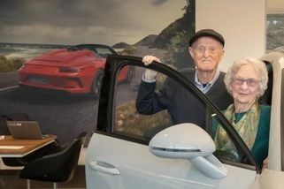 Devadesátiletí důchodci si k 70. výročí svatby koupili Porsche. Máme rádi výkon a komfort, říkají