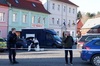 V bytě útočníka v Chřibské našli další zbraně. Na úřadu vystřelil asi stokrát - Seznam Zprávy