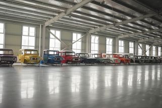 Čínská firma vyrábí karoserie západních aut pro renovace. Hotové kusy se prodávají za miliony - Novinky