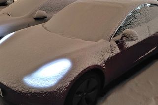 Mrazivá noc v Tesle (11 hodin kempování v elektromobilu při -8 C) | Recenze elektromobilů