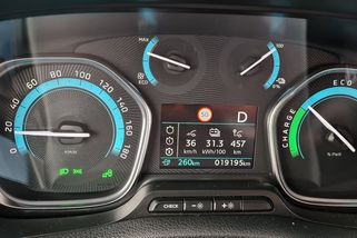 Tohle vážně někoho baví? Elektromobil ukazoval dojezd 260 km. Po ujetí 48 km ale už jen 136