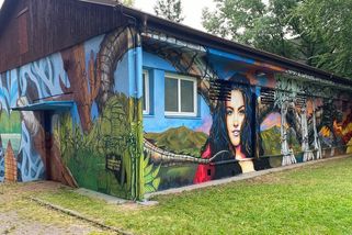 Farna pozoruje život v Třinci z muralu, jejími sousedy jsou drak i Olše - Novinky