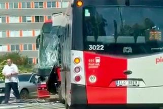 Policie hledá svědky vážné nehody autobusu a tramvaje v Záběhlicích - Novinky