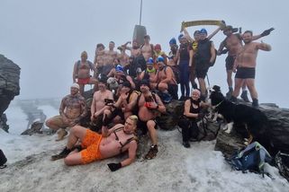 Ve vichru a husté mlze vyšlapali otužilci v trenýrkách na vrchol Ještědu - Novinky