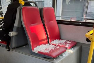 V autobuse spadl na sklo, které ho pořezalo. Případ šetří policie - Seznam Zprávy