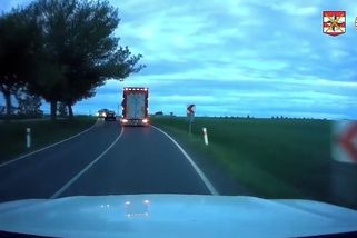 Plná, horizont, zatáčka. Policie zveřejnila video předjíždějícího šílence na Hodonínsku - Novinky