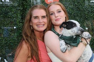 Vlastní dcera jí vpálila šediny, vrásky i kila. Brooke Shields ji před kamerou dokonale uzemnila