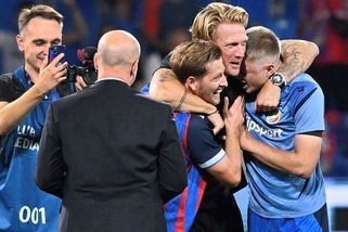 Šádek s Kováčem šli do půl těla! Stadion Plzně po zázračném obratu divoce slavil - Sport.cz
