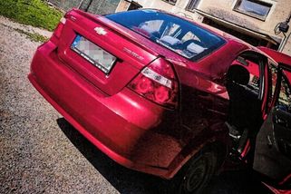 Batole se na Slovensku zamklo v rozpáleném autě. Rodiče jej 90 minut dolovali ven - Novinky