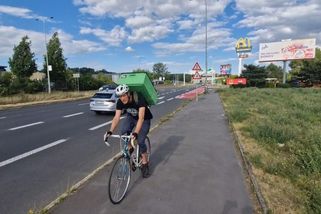 Nový cyklopruh na Černém Mostě budí vášně. Jde o extrémně nebezpečný úsek - Novinky