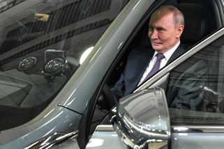 Báli se, že s tím pojede začátečník, vtipkoval Putin za volantem nové Volhy - Novinky