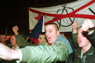 Pogromy, vraždy a vlna násilí. Skinheadi terorizovali menšiny, nyní jsou opět na vzestupu