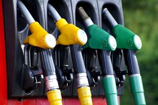Od soboty 11. dubna se zvýší cenový strop na naftu a benzin