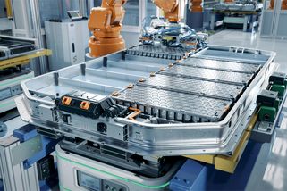 Čína opouští lithium a zaměří se na nové typy baterií. Může to změnit budoucnost elektromobilů