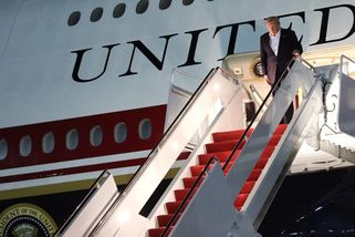Novináři jako návnada pro útok? Trumpovy manévry s letadlem v Turecku mají hořkou dohru