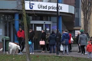 Spuštění nové superdávky provázely před některými úřady práce menší fronty - Novinky