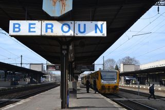 Cena tunelu se zdvojnásobila, start stavby se pořád odsouvá a cestující už se na trať Praha – Beroun sotva vejdou - Novinky
