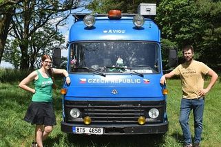 Manželé cestují ve stařičkých Aviích. O poslední pouti jedné z nich vyjde kniha
