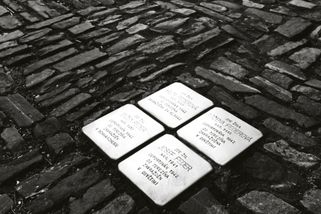 Stolpersteine: památka na oběti holokaustu, o kterou úmyslně zakopáváme - Médium.cz