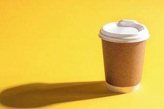 Do kelímků od kávy nalila beton. Vznikla sada květináčů jako z drahého designového obchodu - Médium.cz