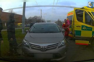 V autě mu zkolabovala pětiletá dcera. Policisté muži klestili cestu Ostravou - Novinky