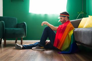 Slova, která bolí: Proč by heteráci měli přestat říkat „buzno“, „lesbičko“ nebo „homosexuál“