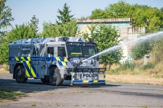 Pražští policisté mají novou zbraň proti davům, vodní stříkačku na tatrováckém podvozku - Novinky