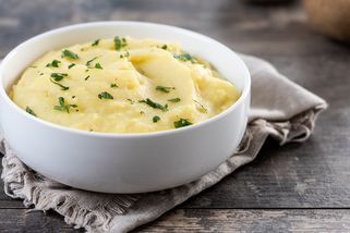 Bramborovou kaši nemusíte dělat jen s mlékem: V Rakousku přidávají jinou tekutinu, díky níž bude krásně jemná