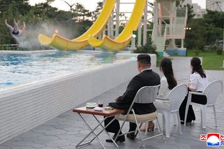 FOTO: Vysmátý Kim Čong-un otevřel nové plážové středisko - Novinky
