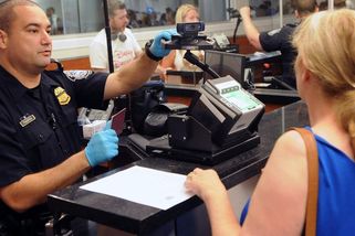 Francouzský vědec, kanadská herečka i Němec se zelenou kartou. USA přitvrdily s deportacemi i zatýkáním - Novinky