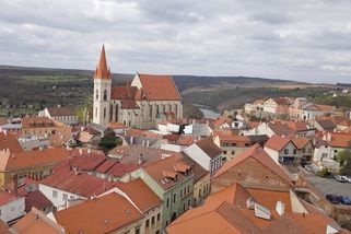 Desítky lidí ze znesvářených rodin na sebe řvaly v centru Znojma. Šlo o lásku - Novinky