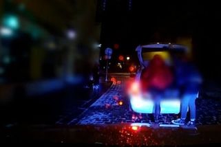 Parta mladíků se nevešla v Plzni do auta, tři vlezli do kufru. Zachytila je kamera - Novinky