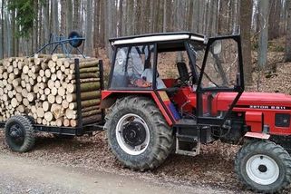 Kutil si postavil vlečku za traktor. Je sklápěcí a vyšla jen na 15 tisíc