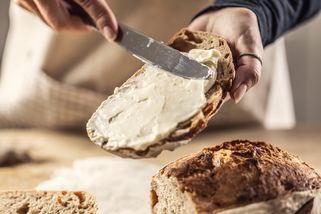 Nejhorší tavený sýr z českých supermarketů. Češi ho mažou na pečivo i dětem a netuší, co je uvnitř