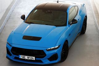 Žena na Plzeňsku vypadla při jízdě z mustangu. Chtěla uvolnit skřípnutý pás - Novinky