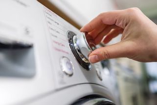 Perete všechno na 40 °C? Právě tento zvyk může oblečení zbytečně zkracovat životnost
