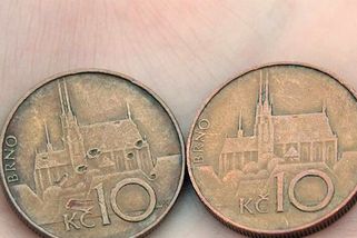 Na vzácnou desetikorunu z roku 2000 lze narazit každý den při placení drobnými. Její cena je klidně i deset tisíc korun, říká numismatik