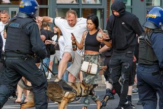 Rasistické nepokoje přeplnily britské věznice. Soudy čekají na volné cely - Novinky