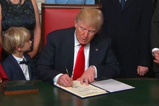Trumpův příkaz o dvou pohlavích komplikuje trans osobám cestu do USA - Novinky