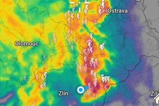 V noci skoro jako za bílého dne. Východ Moravy zasáhla blesková smršť - Novinky
