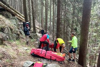 V Divokém dole v Jeseníkách se vážně zranil turista, k vrtulníku ho nesla horská služba - Novinky