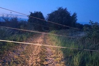 Přes polní cestu na Havlíčkobrodsku byly nataženy dráty vysokého vedení bez proudu, najel do nich 15letý kluk na kole - Novinky