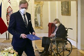 Najdi 17 rozdílů. Premiér a skoroministři defilují u lánské budky - Seznam Zprávy